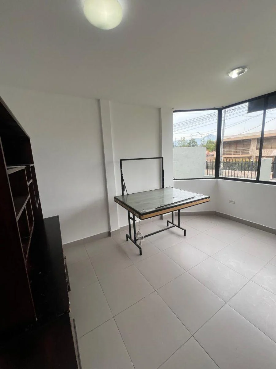 H/ Valle de Los Chillos, Casa de 4 Dorm. y Jardin en Venta. 180.000 Usd — imagen 4