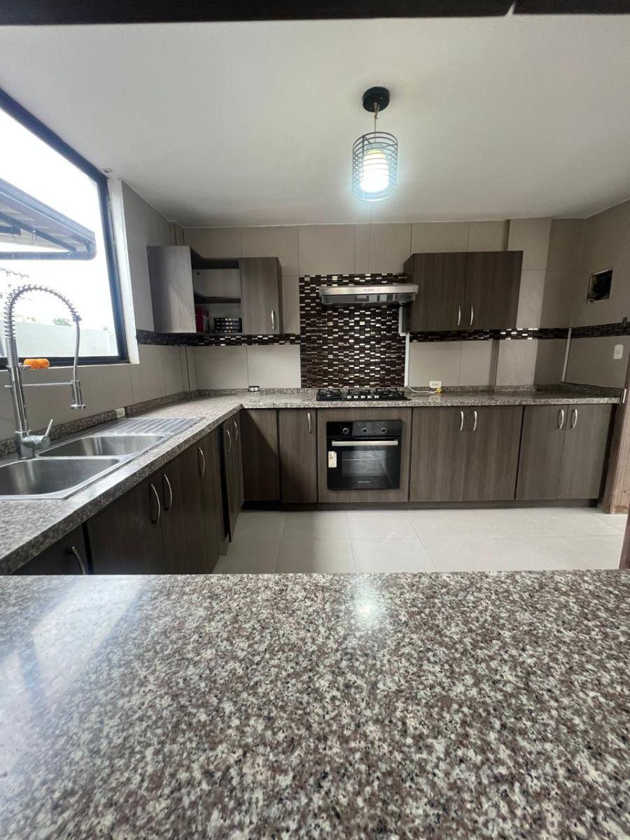 H/ Valle de Los Chillos, Casa de 4 Dorm. y Jardin en Venta. 180.000 Usd — imagen 3