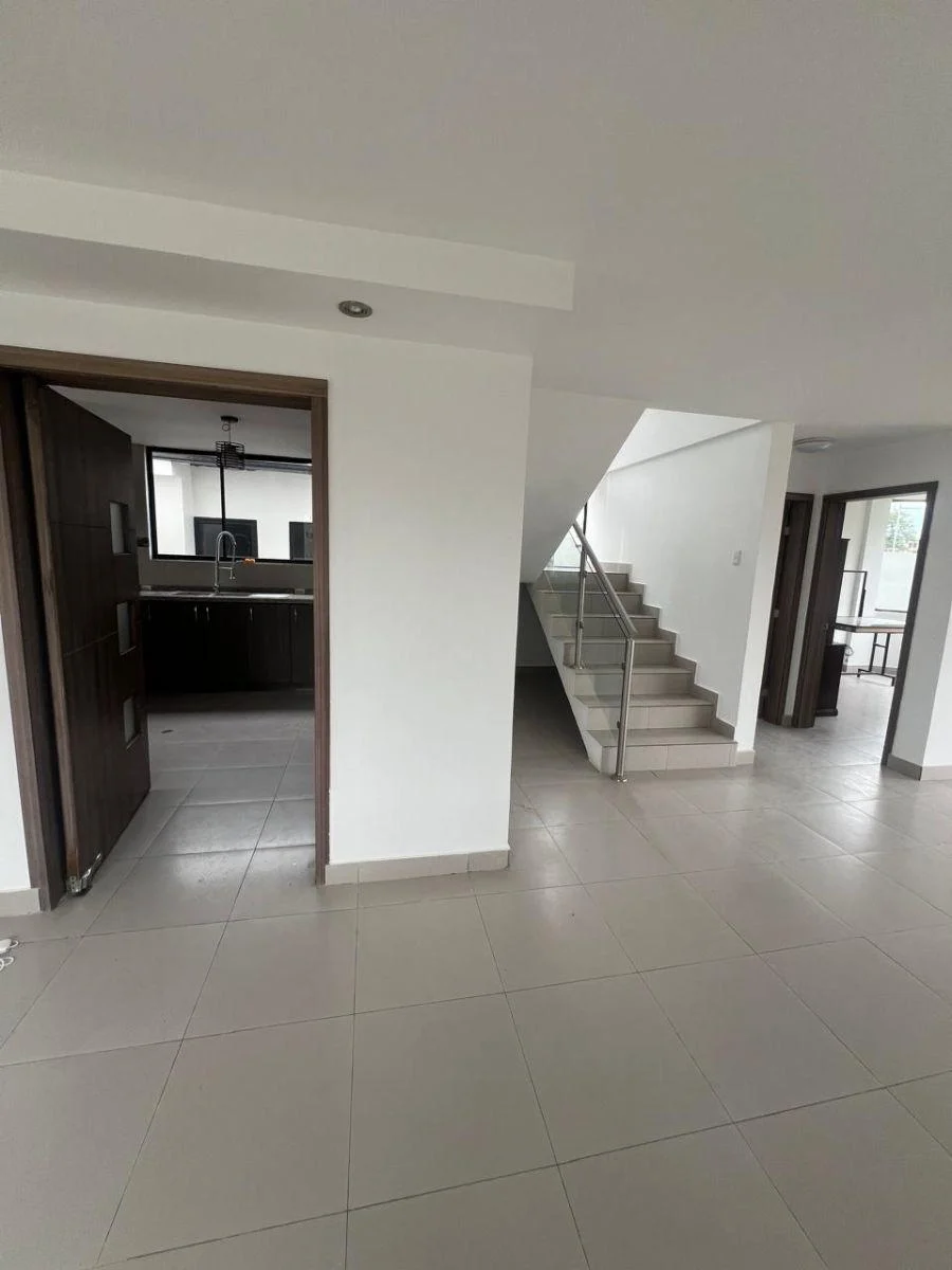 H/ Valle de Los Chillos, Casa de 4 Dorm. y Jardin en Venta. 180.000 Usd — imagen 2