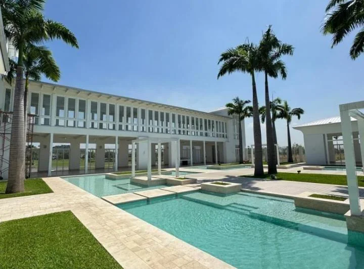 Samborondón Km 8 Urbanización Parques de Batan Terrenos Al Lago en Venta, Guayas — imagen 1