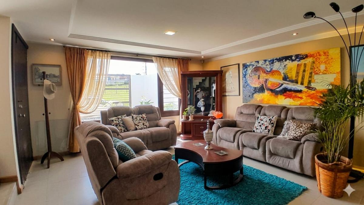 Vendo Casa Grande a 5 Minutos del Wayra Plaza en $175,000, Azuay — imagen 7