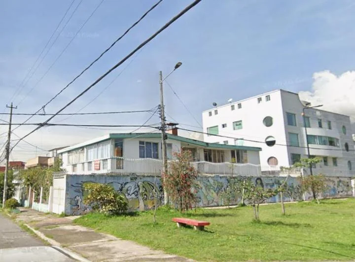 Casa Esquinera Amplia de 2 Pisos Calle Isla Santa Fe E Isla Floreana, Plaza de Toros, Quito. Provincia de Pichincha — imagen 1