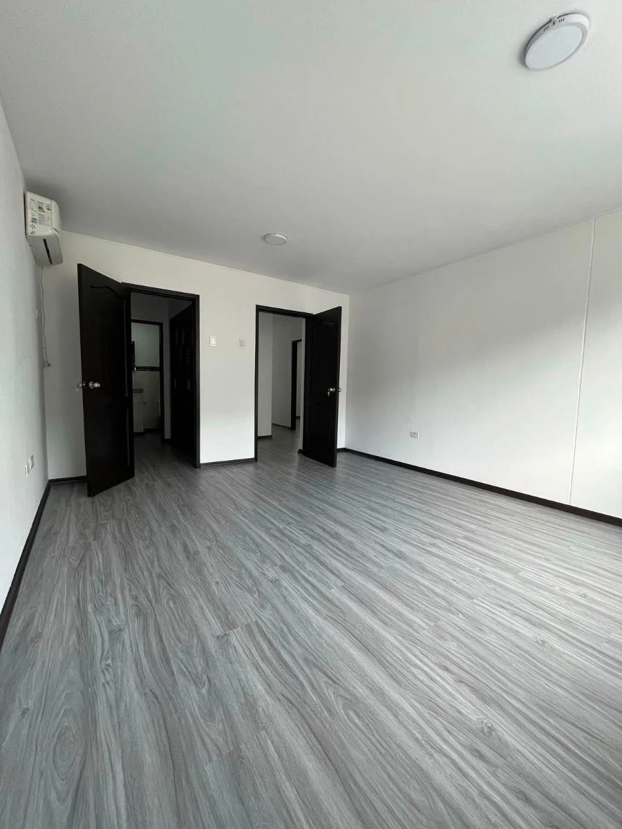 Vendo Linda Casa Remodelada en Ceibos Norte, a Desnivel, 4 Dorm., Terraza, Guayas — imagen 7