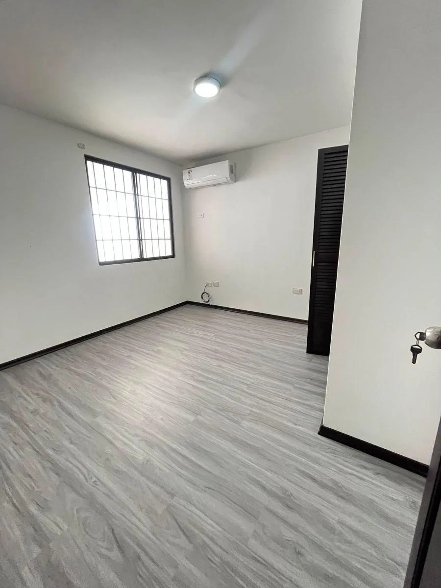 Vendo Linda Casa Remodelada en Ceibos Norte, a Desnivel, 4 Dorm., Terraza, Guayas — imagen 5