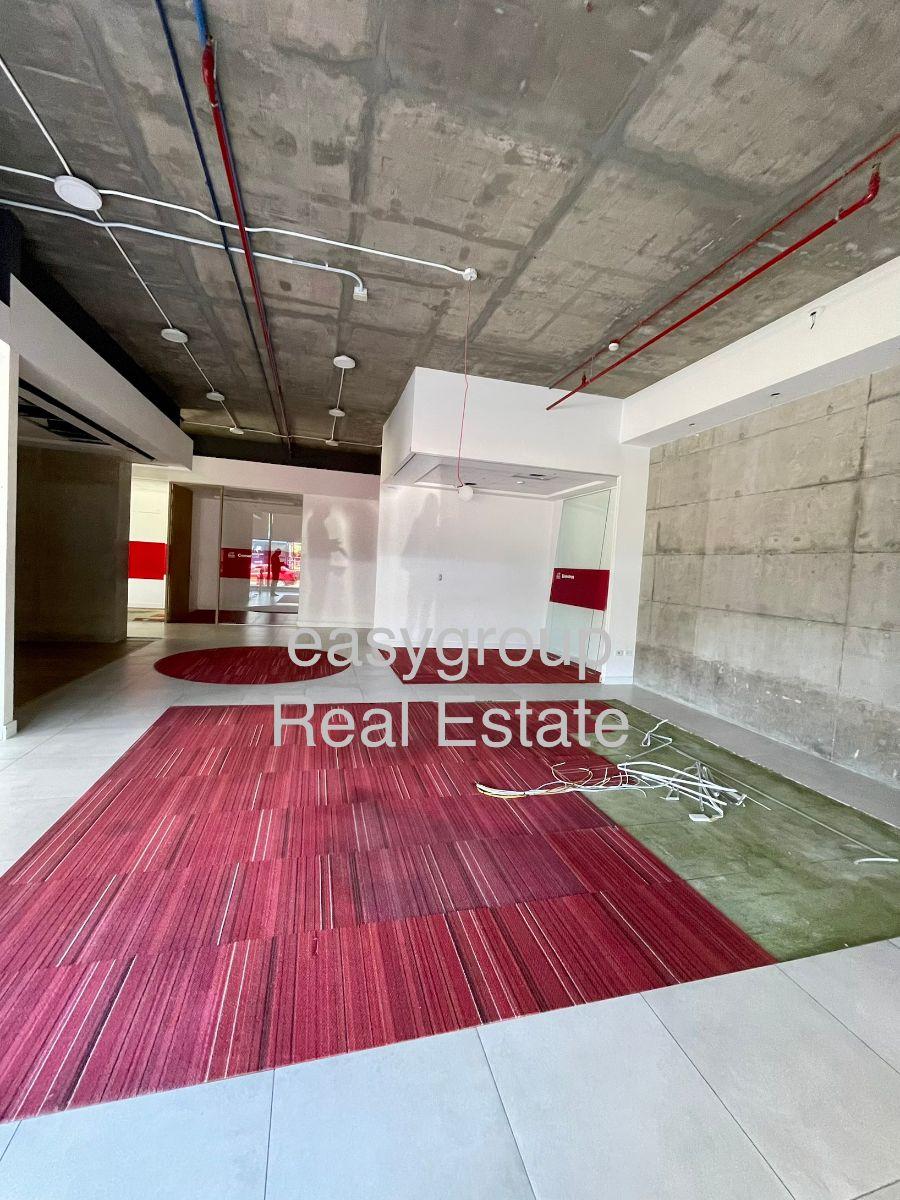 Oficina Comercial de 350 m² Ymas 8 Parqueos Venta y Alquiler en La Carolina Plaza Argentina — imagen 9
