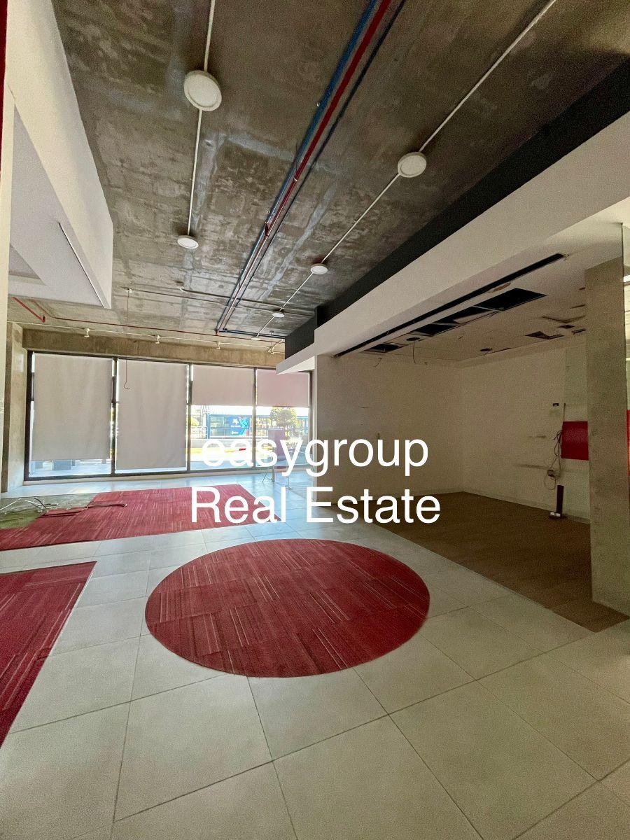 Oficina Comercial de 350 m² Ymas 8 Parqueos Venta y Alquiler en La Carolina Plaza Argentina — imagen 7