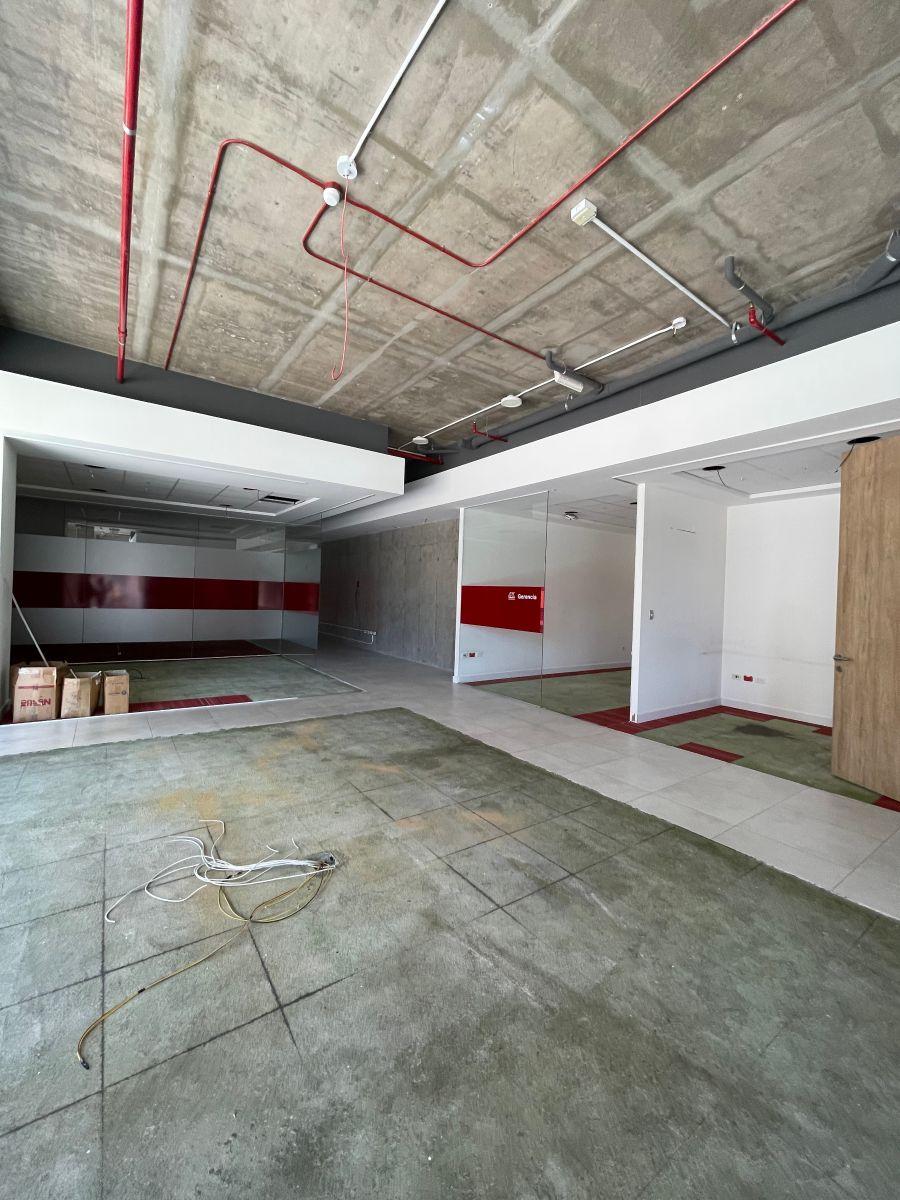 Oficina Comercial de 350 m² Ymas 8 Parqueos Venta y Alquiler en La Carolina Plaza Argentina — imagen 2