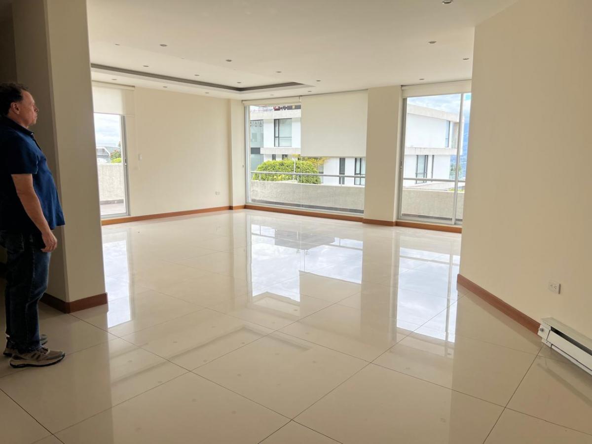 Departamento con Terraza en Venta – Vista Grande Cumbayá | Real Estate — imagen 7