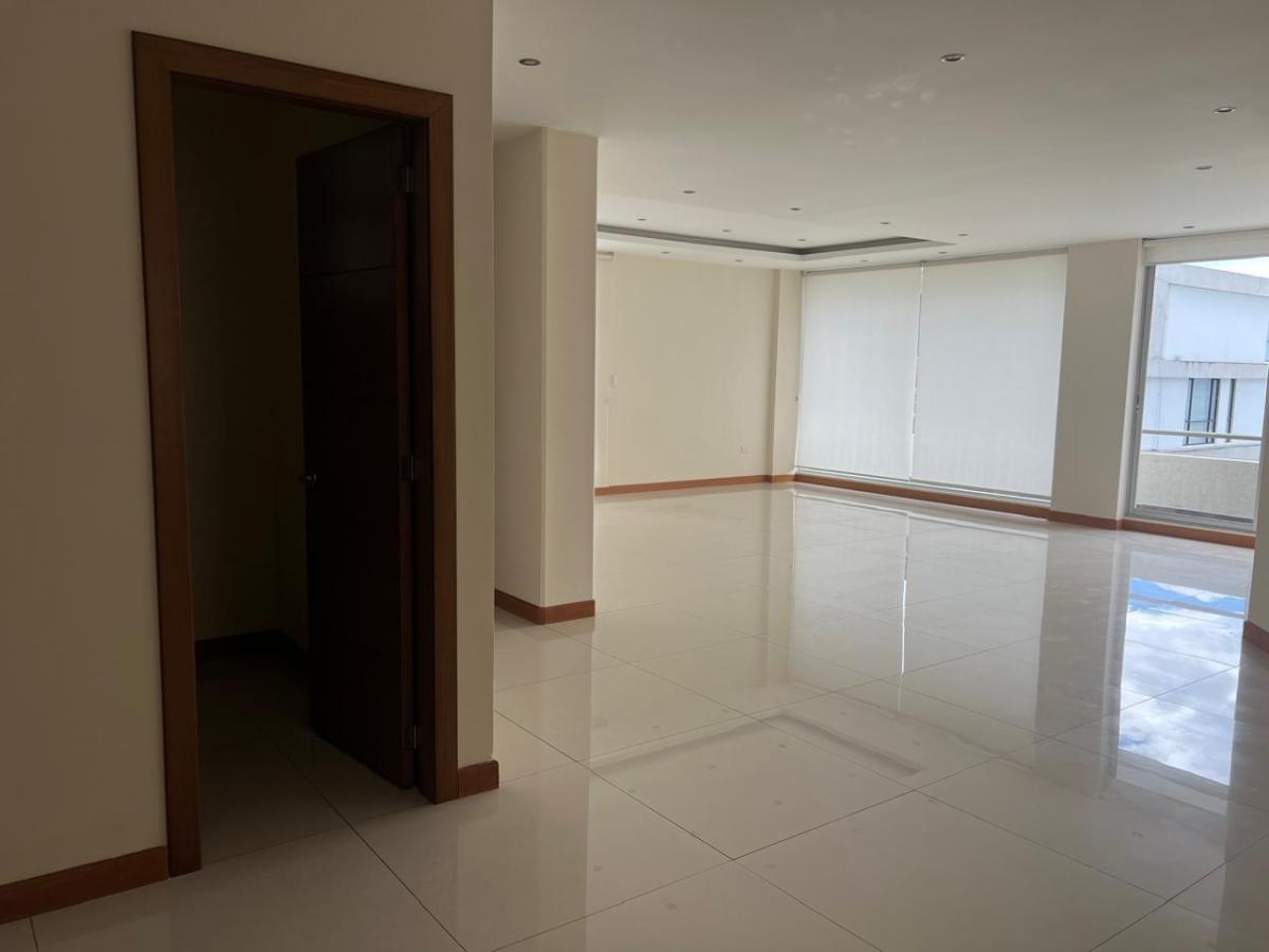 Departamento con Terraza en Venta – Vista Grande Cumbayá | Real Estate — imagen 6