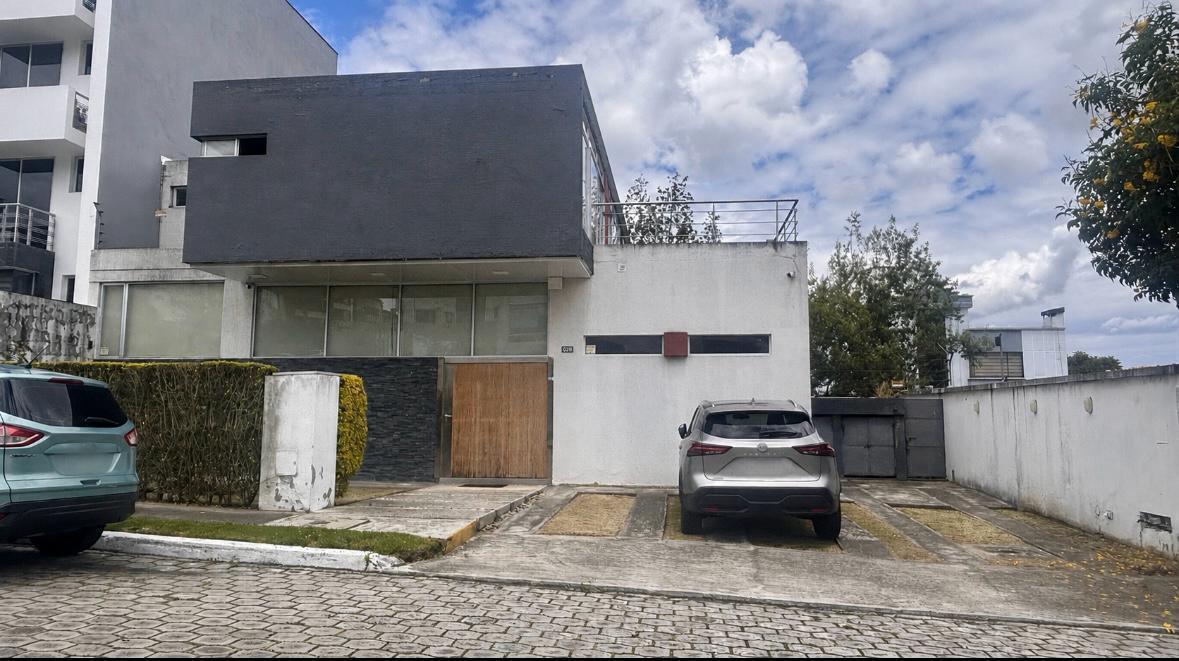 Venta Casa Amplia 4 Dorm. con Patio en Jardines de Amagasi - Ecuador — imagen 10