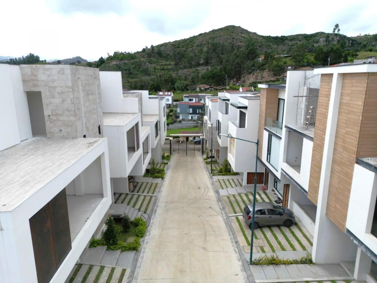 Casa en Challuabamba - Cuenca, Azuay — imagen 2