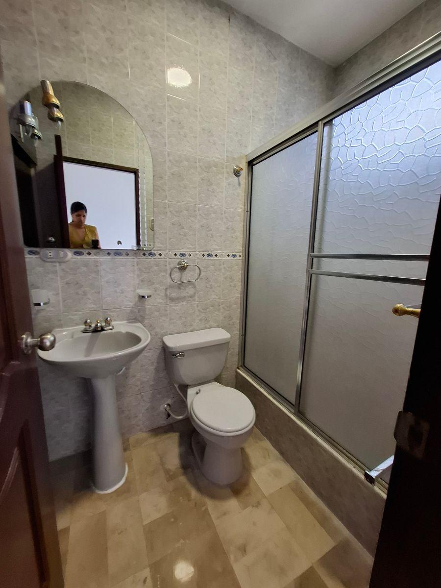 Alborada 13 Sector Cerrado: en Alquiler o Venta Elegante y Amplia Casa Remodelada de 4 Habitaciones, Guayas — imagen 2