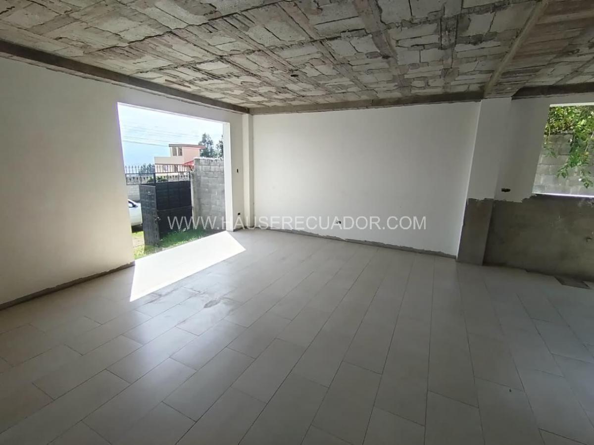 Casa de Venta en Conocoto con 3 Parqueaderos Amplio Terreno de 206 m² — imagen 4