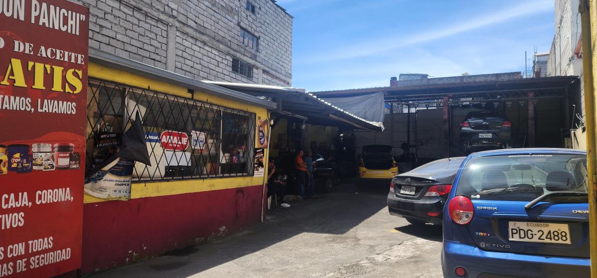 Venta Casa Norte de Quito Rentera 6 Diciembre y El Inca 3 Pisos 2 Locales 2 Depart Patio Posterior — imagen 9