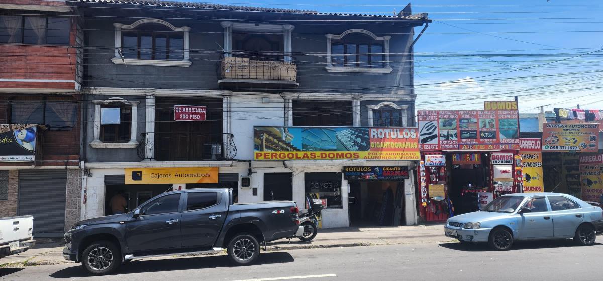 Venta Casa Norte de Quito Rentera 6 Diciembre y El Inca 3 Pisos 2 Locales 2 Depart Patio Posterior — imagen 7