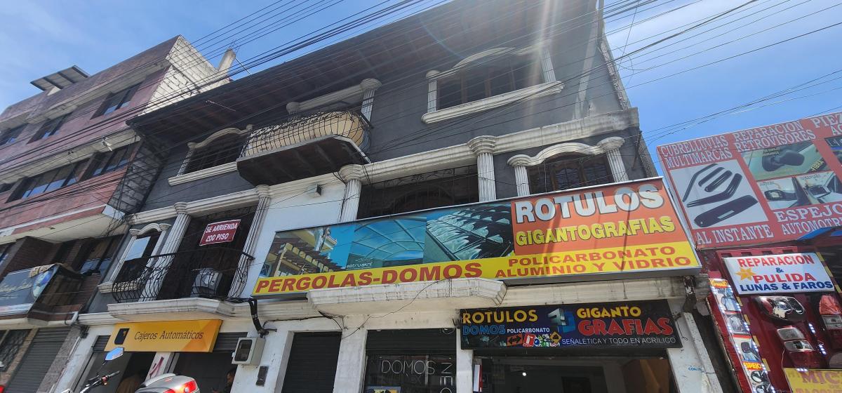 Venta Casa Norte de Quito Rentera 6 Diciembre y El Inca 3 Pisos 2 Locales 2 Depart Patio Posterior — imagen 5