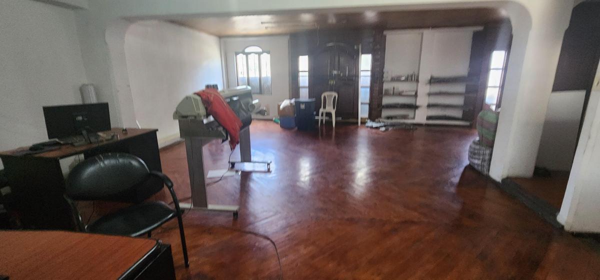 Venta Casa Norte de Quito Rentera 6 Diciembre y El Inca 3 Pisos 2 Locales 2 Depart Patio Posterior — imagen 3