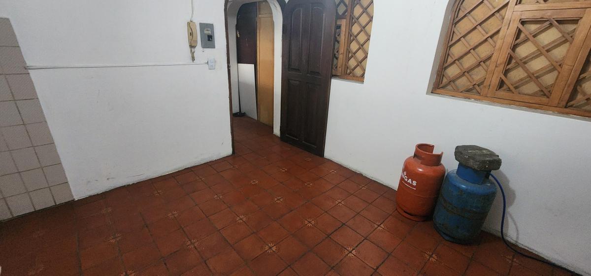 Venta Casa Norte de Quito Rentera 6 Diciembre y El Inca 3 Pisos 2 Locales 2 Depart Patio Posterior — imagen 2