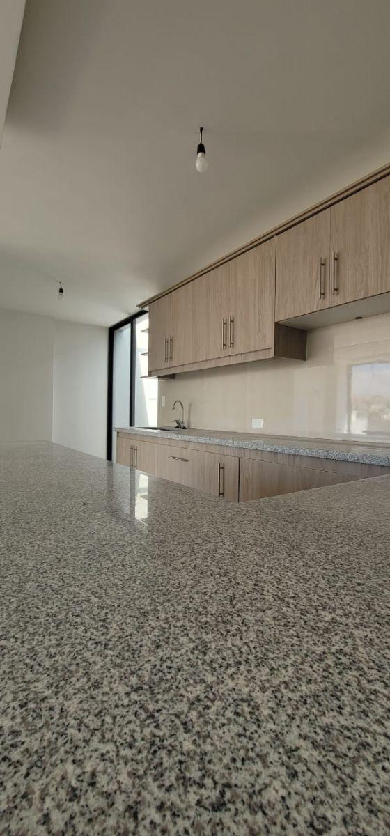 Moderno Departamento Nuevo de 2 Dorm. con Amplia Terraza Frontal y Parqueadero Independiente — imagen 7