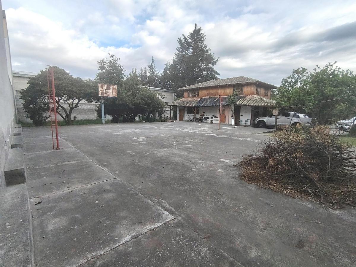 Terreno Esquinero Plano 1800 m² en Venta Sector Calderón — imagen 10