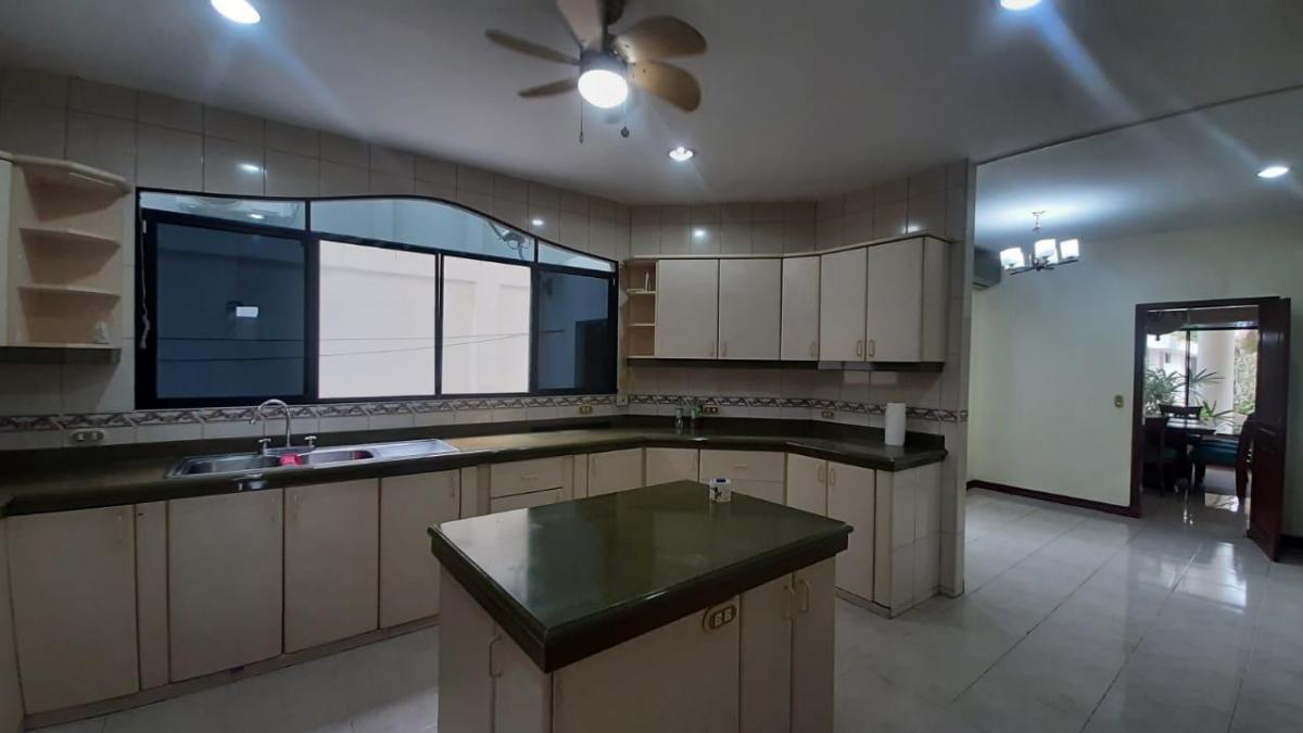 Laguna Club Se Alquila o Vende Linda Casa con Amplias Áreas Exteriores!, Guayas — imagen 4