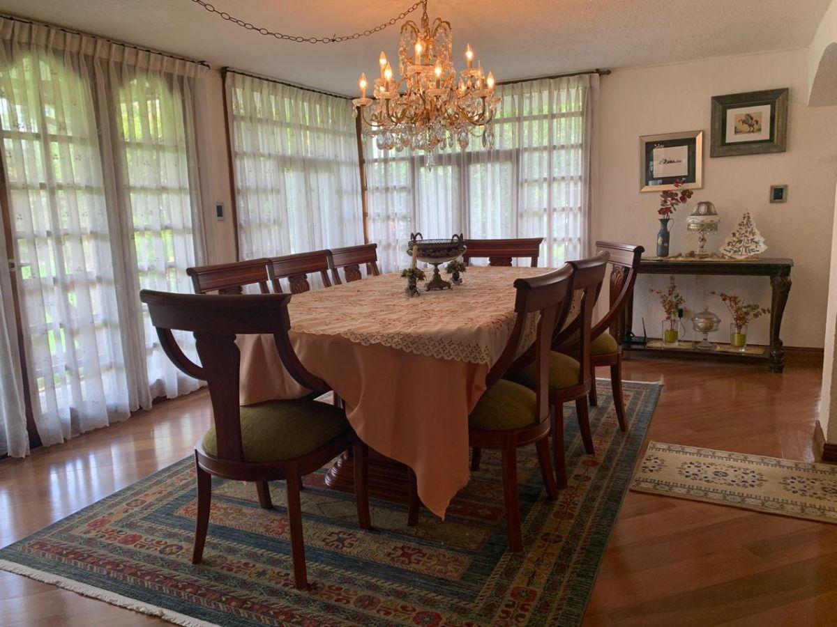 Elegante Residencia Esquinera con Amplio Jardín y Estudio Independiente en Urbanización Privada — imagen 7
