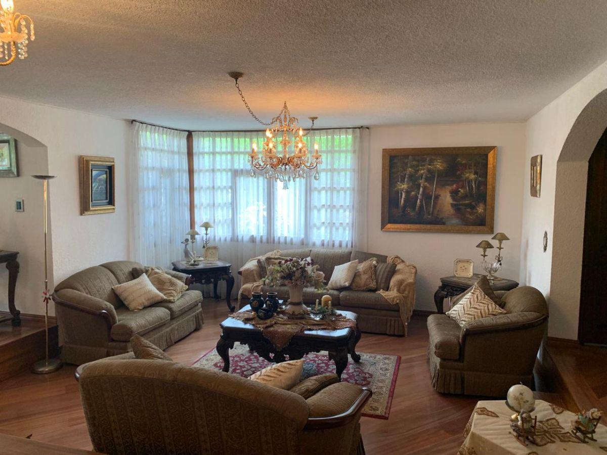 Elegante Residencia Esquinera con Amplio Jardín y Estudio Independiente en Urbanización Privada — imagen 6