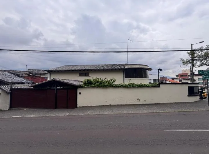 Venta Casa Quito en La Eloy Alfaro y José Puerta (Ideal Para Constructores) — imagen 1