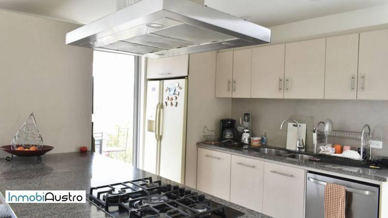 Cerca del Hospital del Iess, Venta de Hermosa Casa con Vista a La Ciudad, Azuay — imagen 3