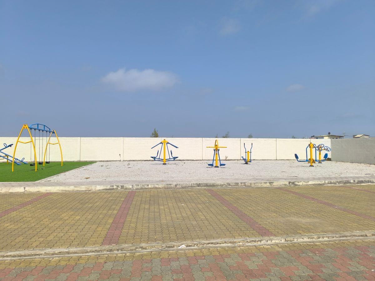 Venta de Casa de 213 m en Urbanización Cerrada, 2 Dorm. en Playas. en La Vía Playas Data, Guayas — imagen 7