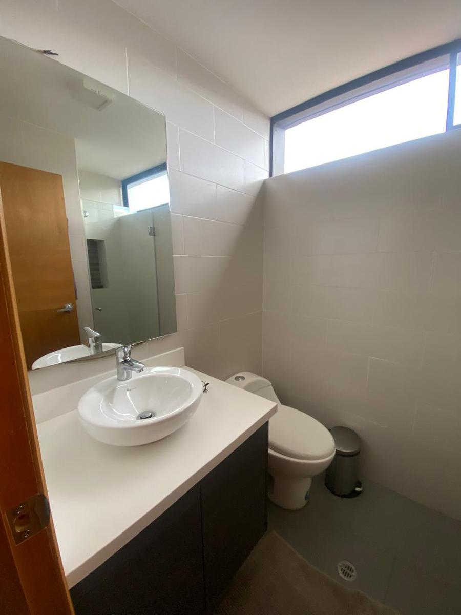 Hermosa Casa de Venta en Nayón, Segura, Moderna, No Adosada, Amplio Jardín Pr — imagen 7
