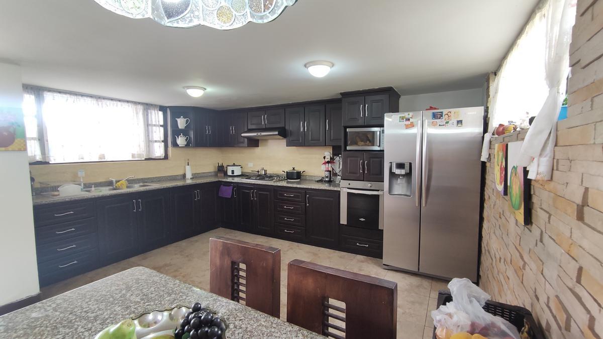 Casa en Venta de 4 Habitaciones en Planta Baja con Terreno de 1800 m², Valle de Los Chillos, Conocoto — imagen 4