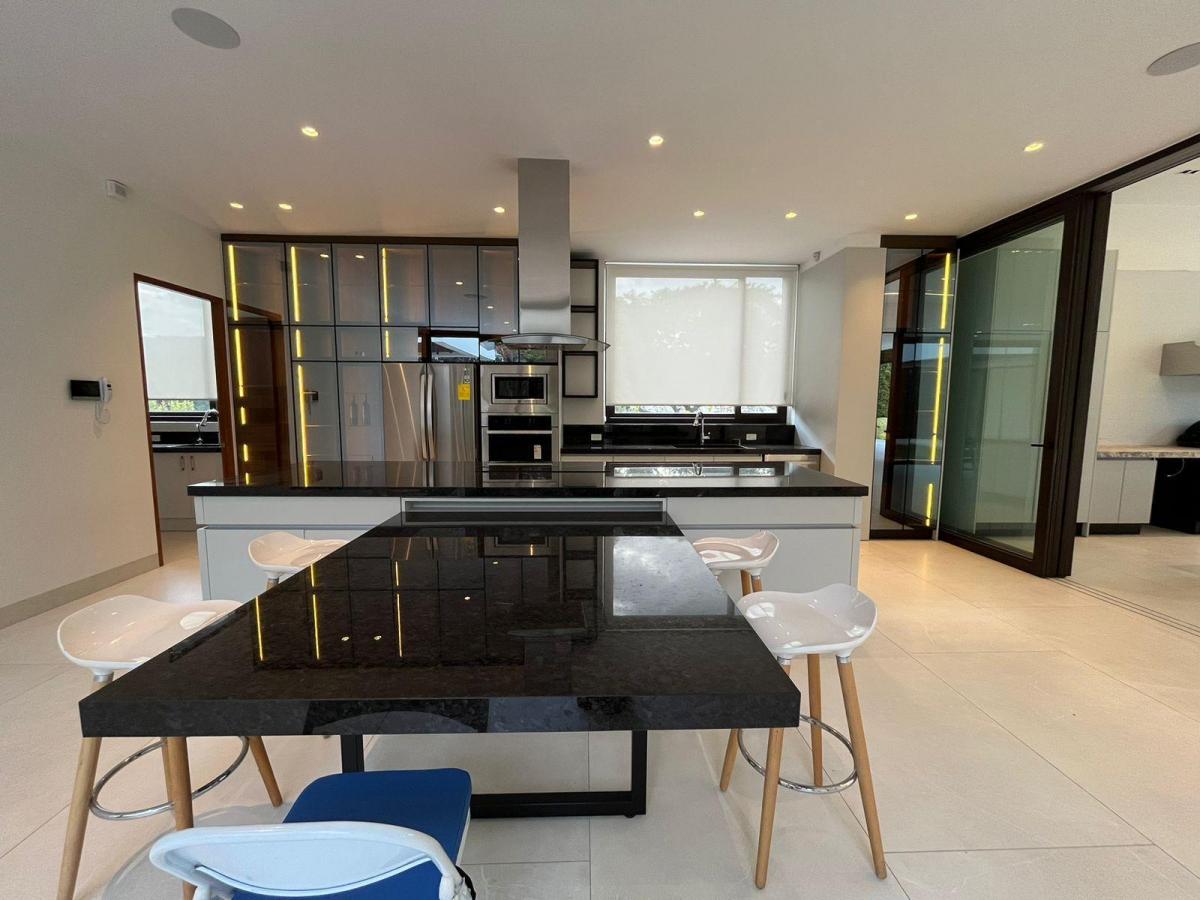 Casas de Venta en Cumbayá a Estrenar con Ascensor y Jardín — imagen 8