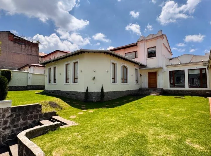 Casa Grande Remodelada en Venta con Amplio Patio, 9 Suites y 4 Parqueaderos — imagen 1