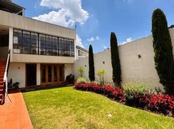 Casa Grande Remodelada en Venta con Amplio Patio, 9 Suites y 4 Parqueaderos — imagen 2