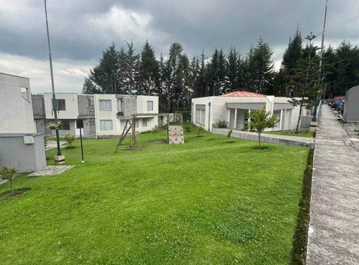 2.99% Anual con Biess, Vendo Casa Dos Plantas con Patio y Parqueadero, 3 Dorm.. Provincia de Pichincha — imagen 1