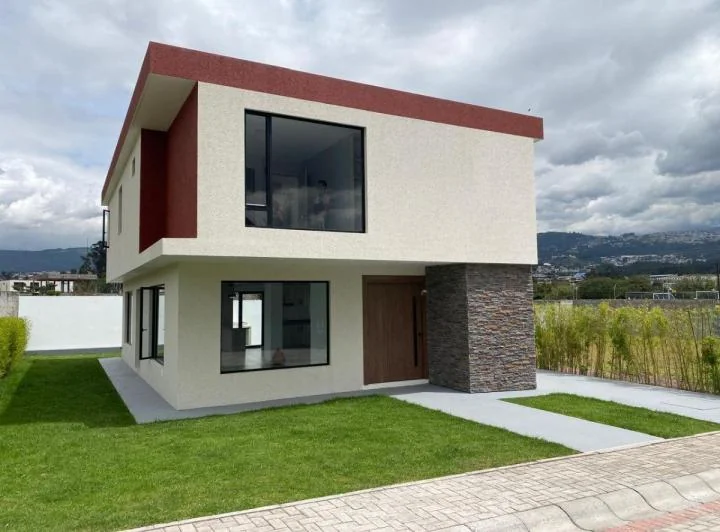 En Mirasierra Preciosa Casa de 3 Dorm. y Jardín Grande — imagen 1