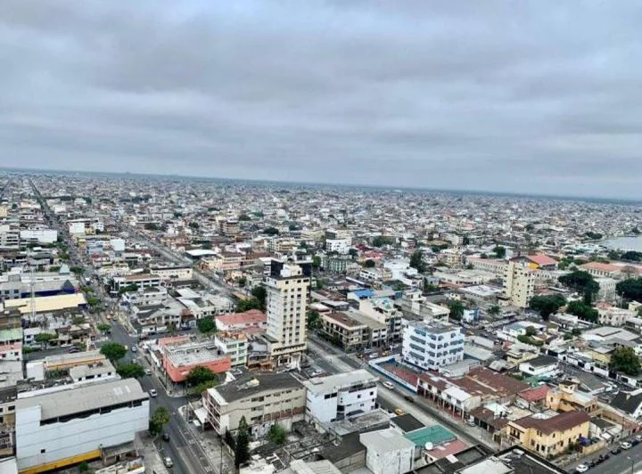 En Venta Oficina en Edifico Finansur Sin Amoblar/no Divisiones - Mae. Recalde, Guayas — imagen 1