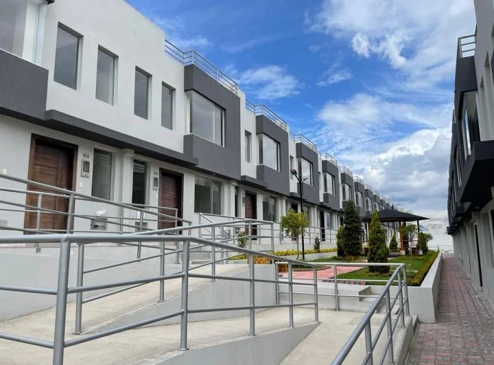 Mv - Casa Vip en Venta Sector Calderón 3d, 3 Pisos, 106 m², Patio, Terraza — imagen 1