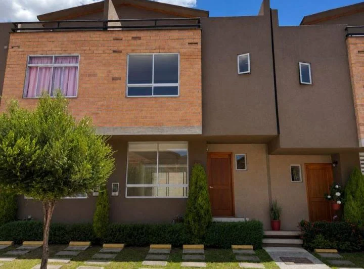 Venta Casa con Atico Dos Parqueaderos Conocoto La Moya Valle de Los Chillos — imagen 1