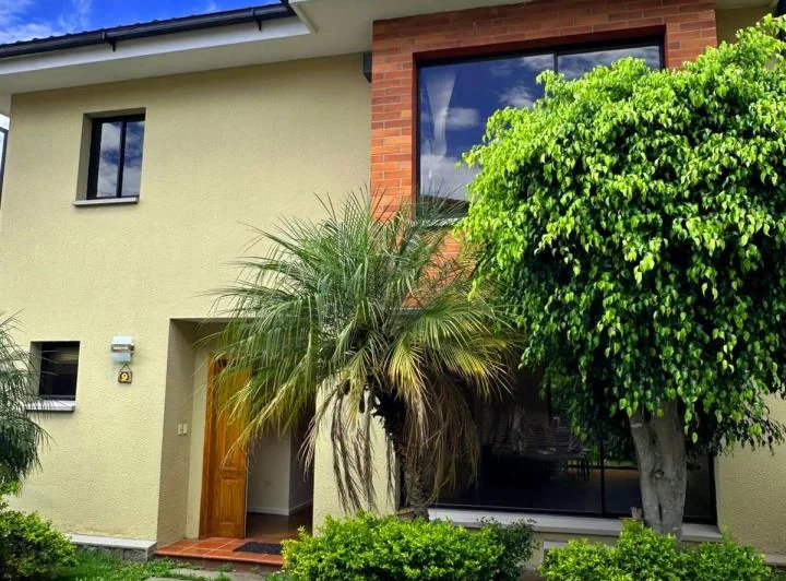 Linda Casa de Venta en Vista - Hermosa en El Corazón Cumbayá! — imagen 1