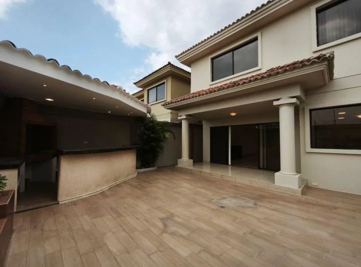 Casa en Venta con 4 Dorm. en Samborondón Km 3 Urb. Camino del Rio Atras del Liceo Panamericano, Guayas — imagen 1