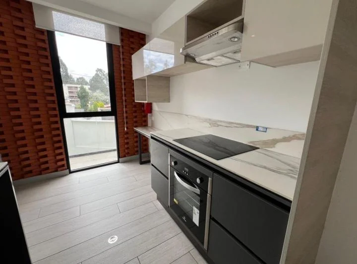 Vendo Departamento 2 Dorm. con Balcon Edificio Amahru Iñaquito Alto Como Nuevo Oportunidad — imagen 1