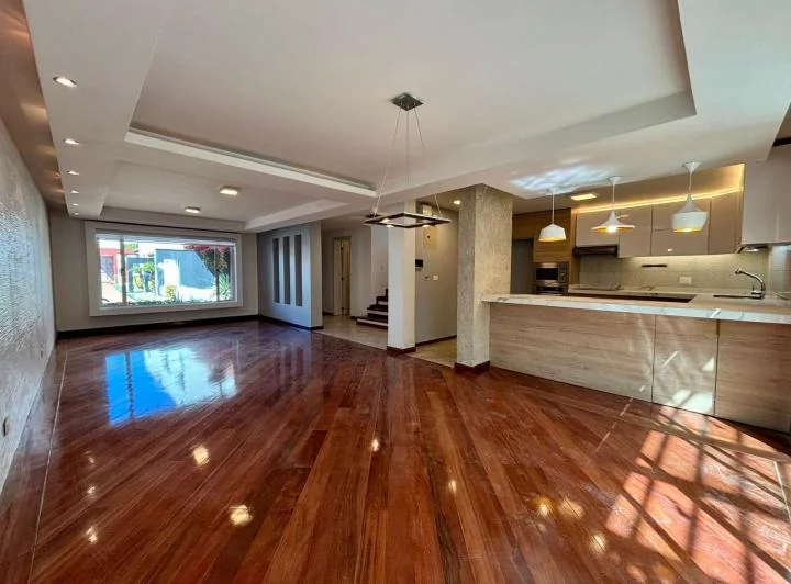Casa en Venta - 3 Dorm. - Urbanización - Sector Colegio Sek - Embajada Americana — imagen 1