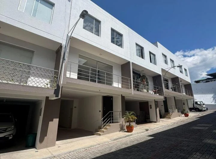 Venta Casa 3 Dorm. Sector Tumbaco — imagen 1