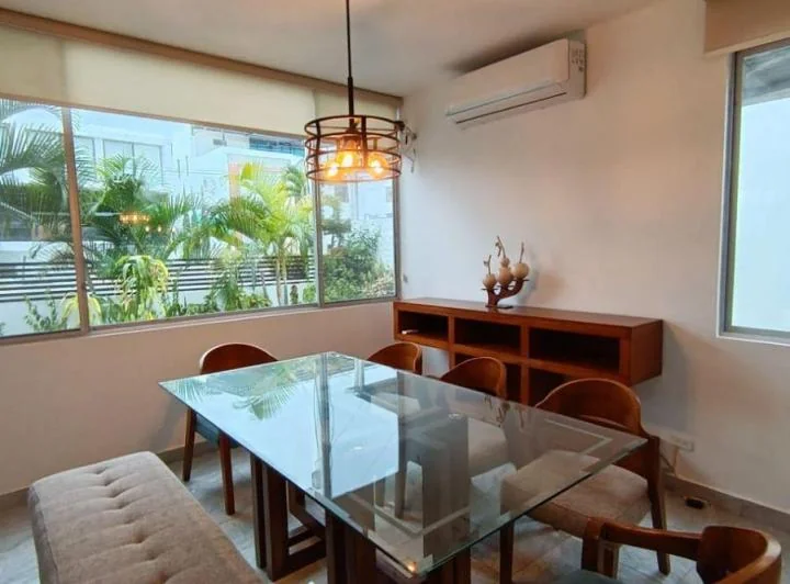 Casa en Venta, Amplia, 4 Dorm., Urb. Manta Beach, Manabí — imagen 1