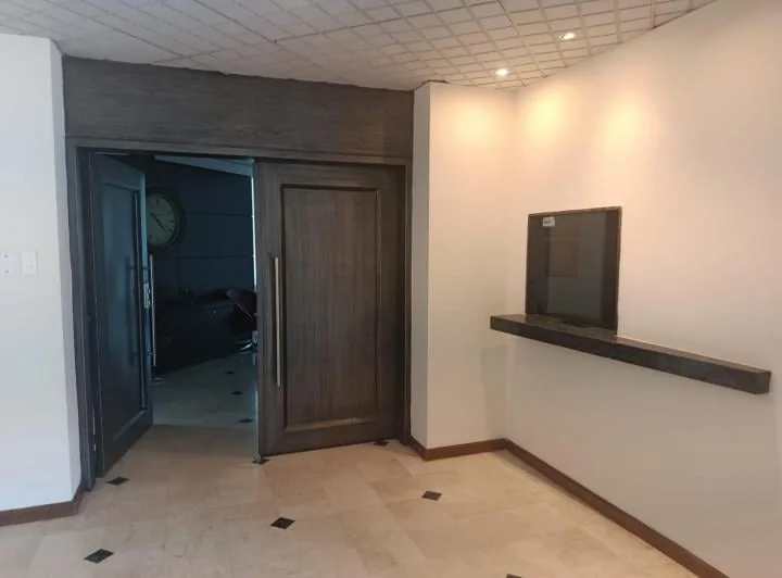 Oficina Ejecutiva 223 m² Amoblada, Lista Para Ocupar con Parqueo, Guayas — imagen 1