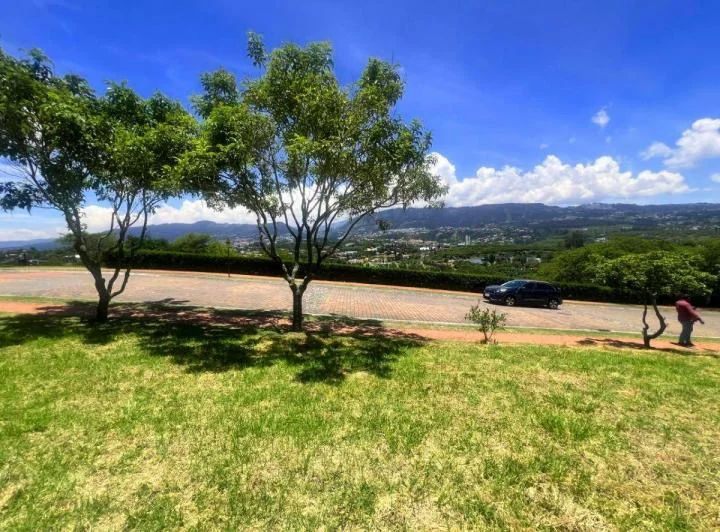 Terreno de Venta en La Quinta! Cumbayá! Vista Panorámica! Plano! — imagen 1