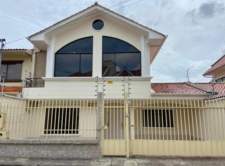 Hermosa Casa en Venta, Sector 10 de Agosto, Azuay — imagen 1