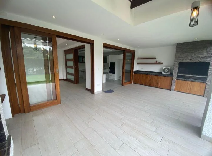 Venta de Casa 4 Dorm., en Urbanizacion, Diseño Doble Altura, Nayon — imagen 1